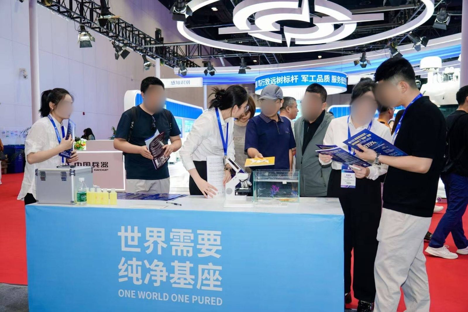 北京国家会议中心展会现场，福业兔派驻的展位协助人员