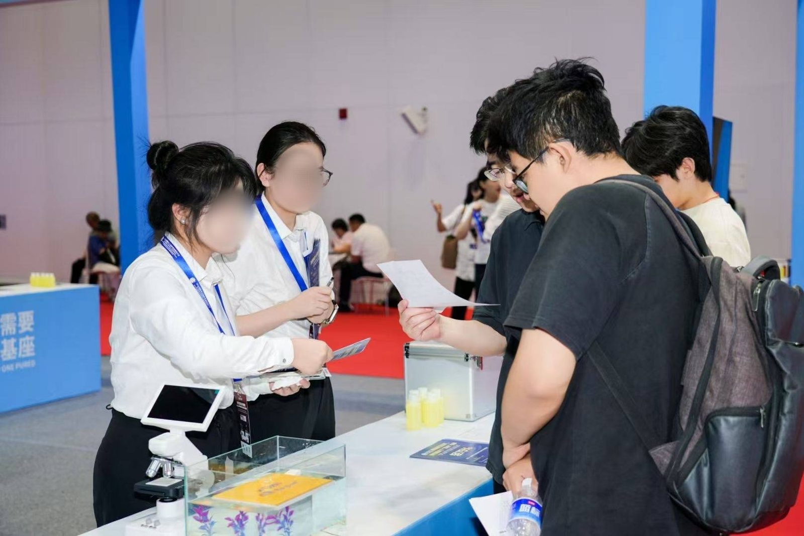 展会接待台工作人员为观众登记