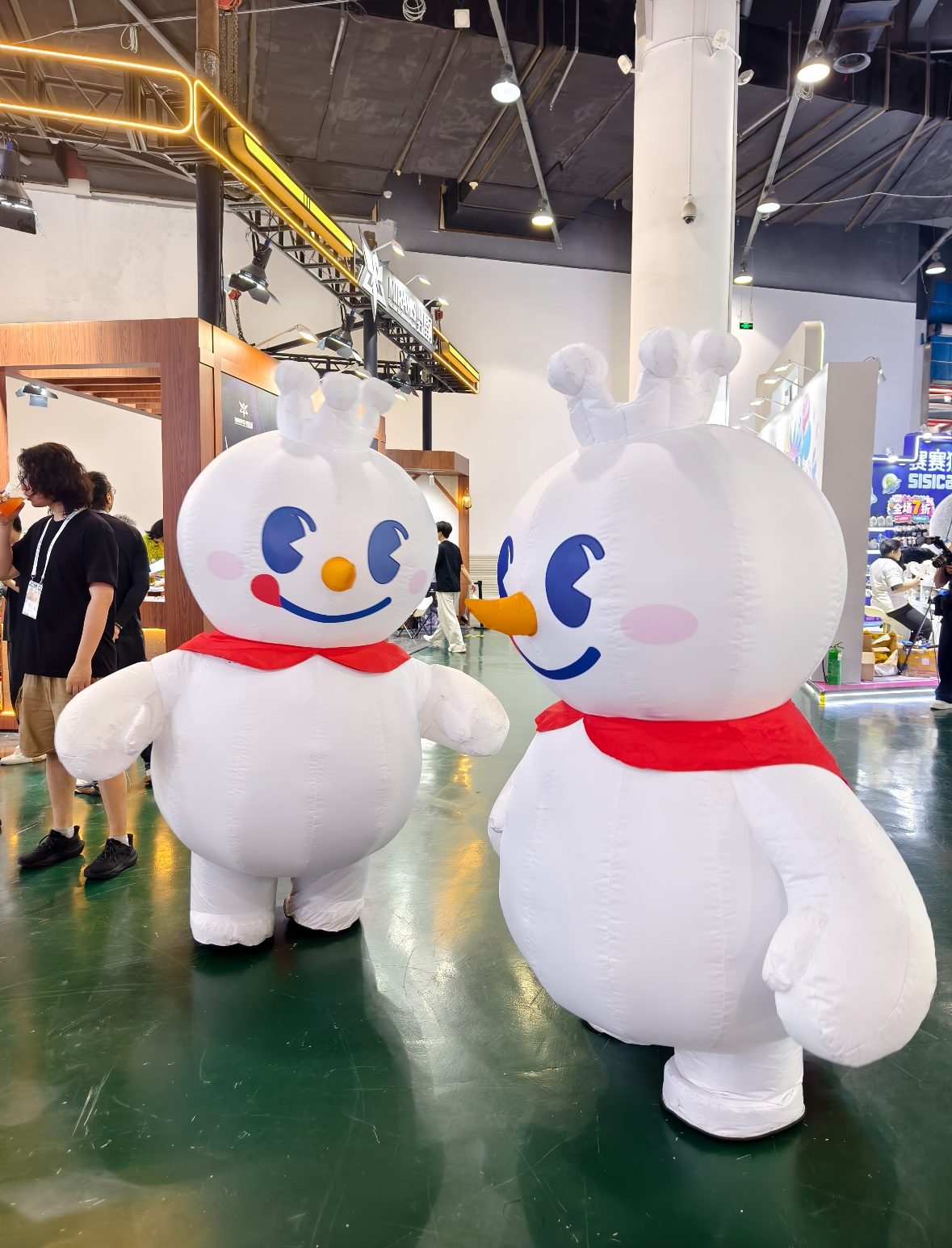 杭州白马湖动漫展雪王气模人偶巡游
